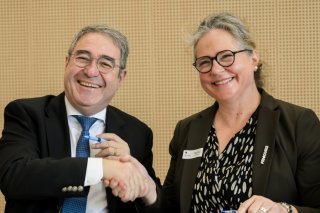 La convention-cadre a été signée jeudi à Murist (FR) par les deux ministres de l'éducation, e Vaudois Frédéric Borloz (à gauche) et la Fribourgeoise Sylvie Bonvin-Sansonnens (à droite). Keystone/JEAN-CHRISTOPHE BOTT